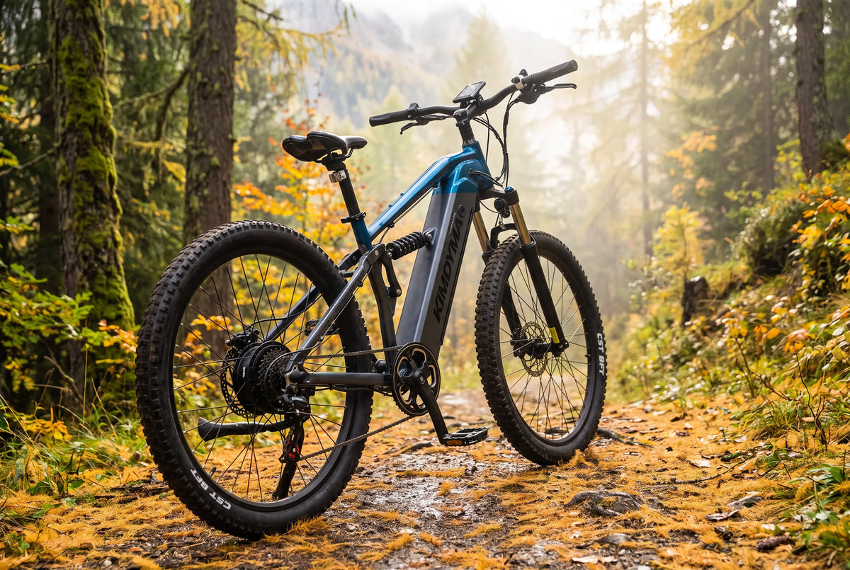 Mountain bike elettrica full-suspension su un sentiero forestale alpino in autunno