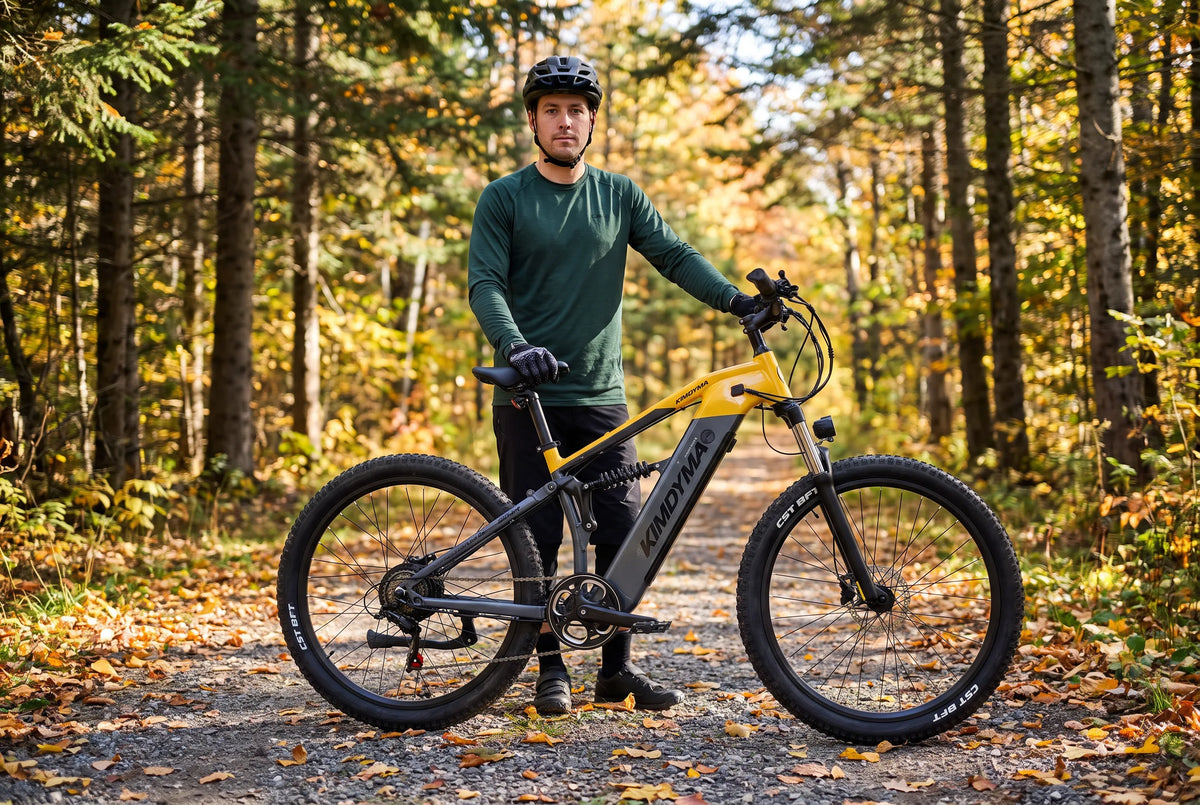 Ciclista che indossa un casco integrale da mountain bike elettrica su un sentiero forestale con una mountain bike elettrica