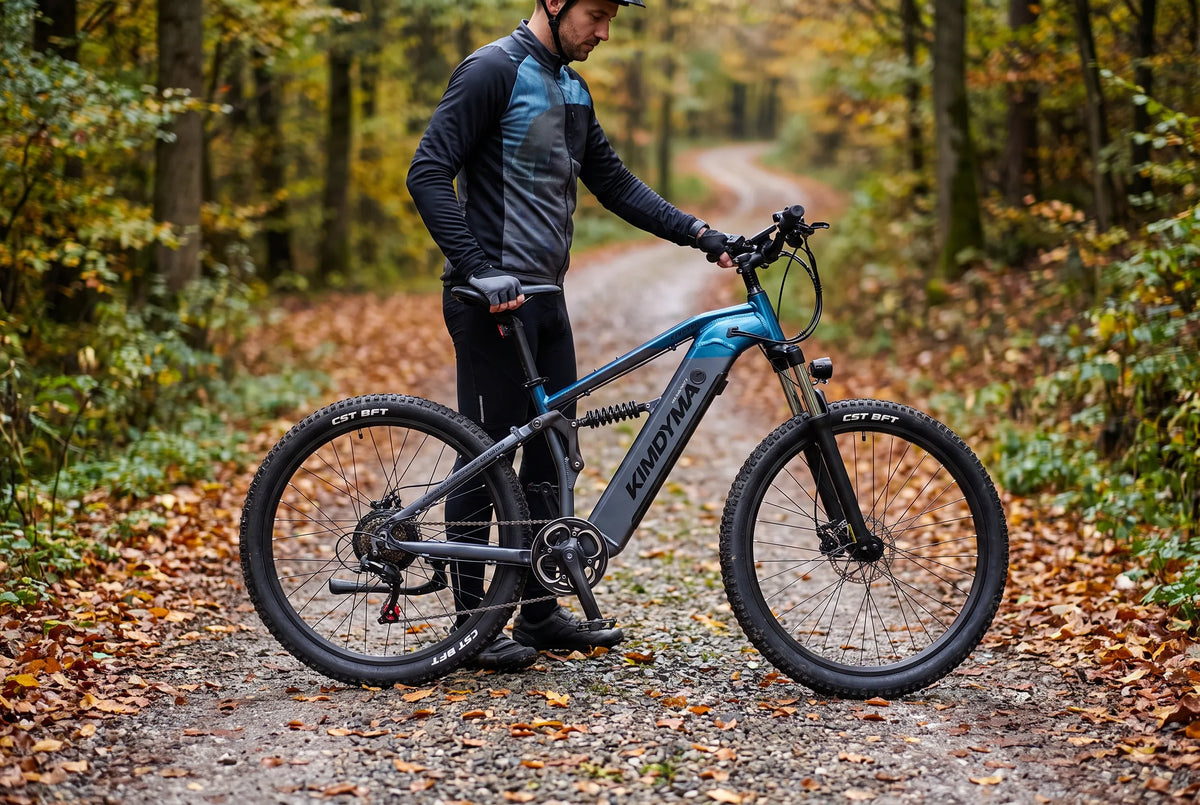 Sendero de montaña en otoño con una bicicleta eléctrica aparcada junto a hojas caídas y grava