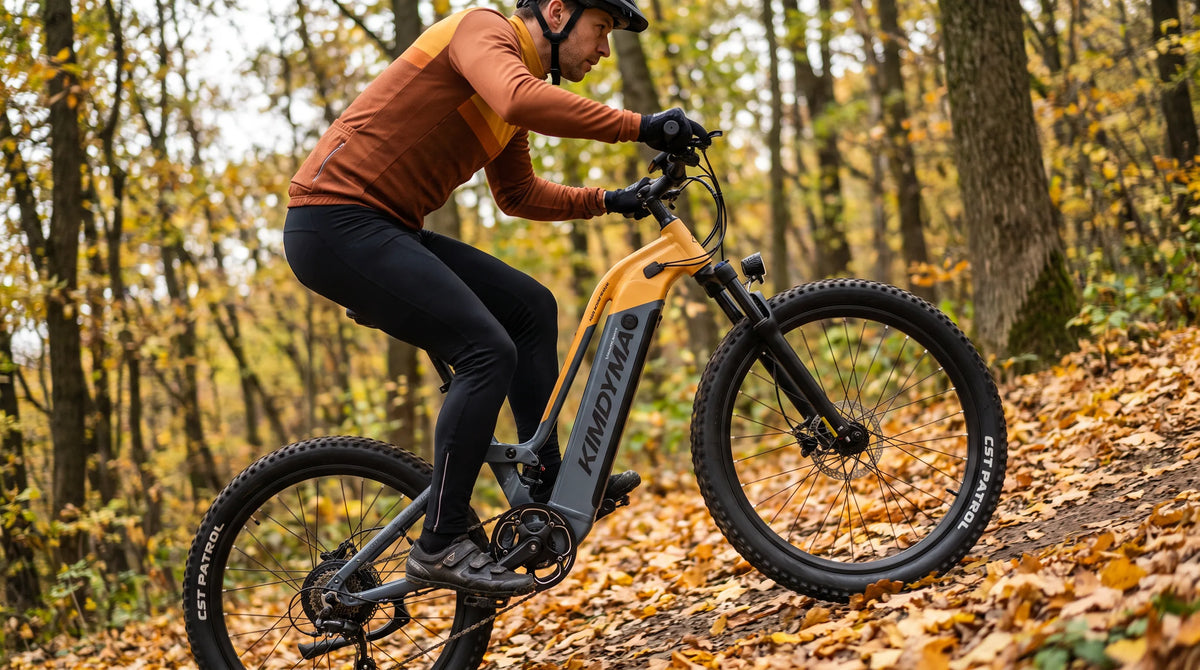 Pantalla y controles del manillar de una bicicleta eléctrica de montaña durante una subida empinada en un sendero forestal