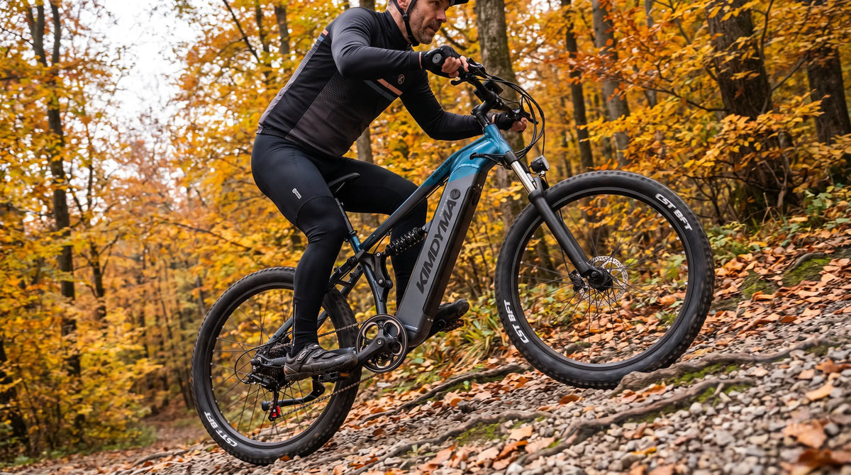 Ciclista masculino subiendo una empinada pista forestal en una bicicleta eléctrica en otoño, torso hacia adelante, esfuerzo concentrado