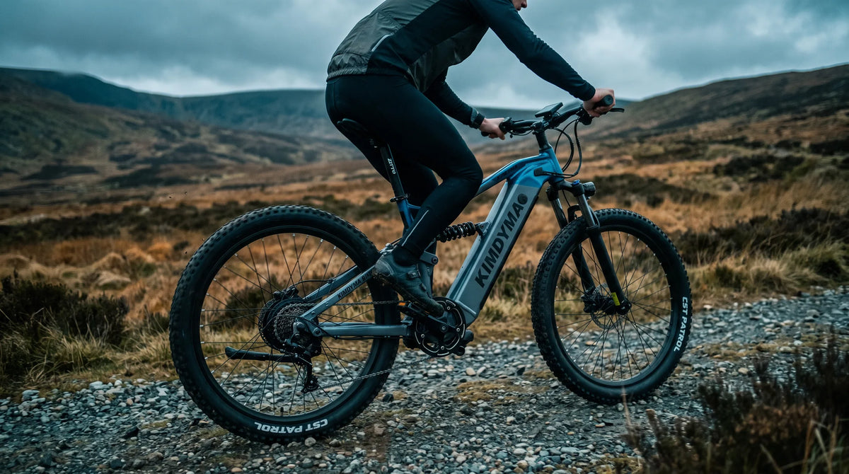 Ciclista in mountain bike elettrica che controlla una mappa dei sentieri a un incrocio nel bosco