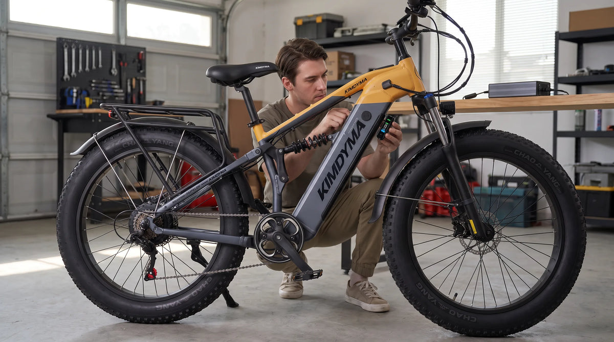 Mountain bike elettrica controllata dopo mesi di inutilizzo, il ciclista legge il display su un sentiero forestale