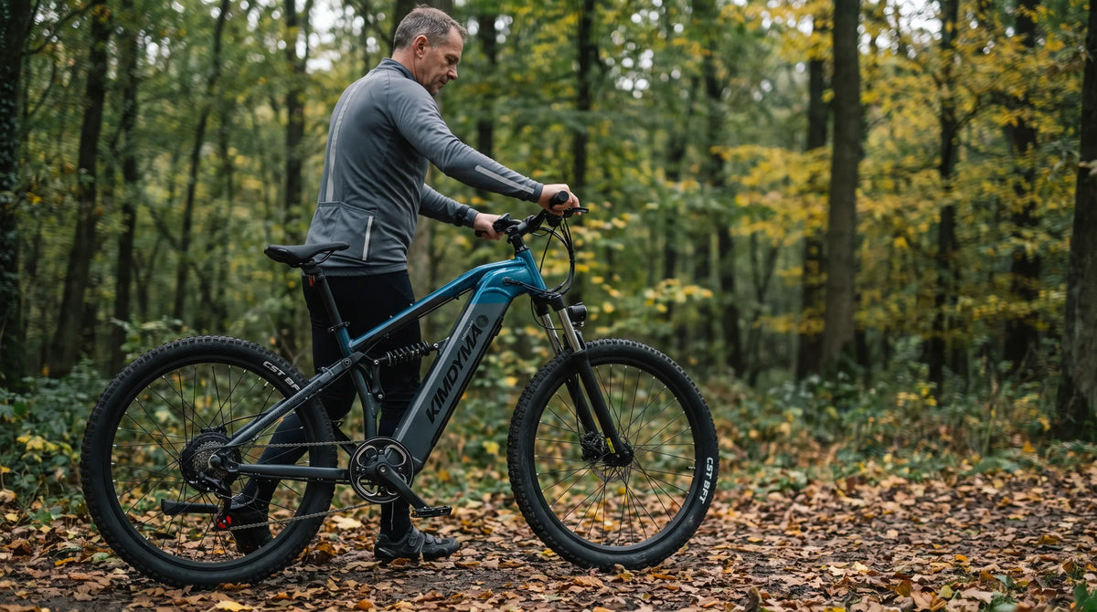 Ciclista che pratica il controllo a bassa velocità con figure a otto su una mountain bike elettrica durante un corso di sicurezza per bici elettriche