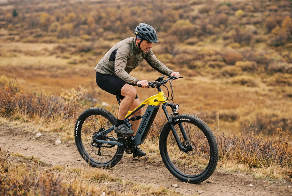 Ciclista de bicicleta eléctrica de montaña subiendo un sendero forestal empinado, comparando el par motor para conducción todoterreno