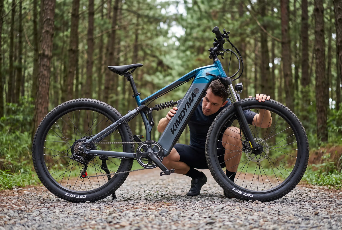 Bicicleta eléctrica de montaña aparcada en un sendero forestal con el ciclista comprobando la batería