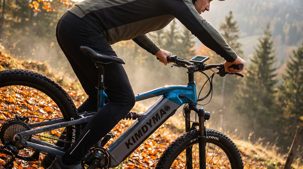 Ciclista de montaña comprobando la pantalla integrada de la bicicleta eléctrica en un sendero forestal empinado