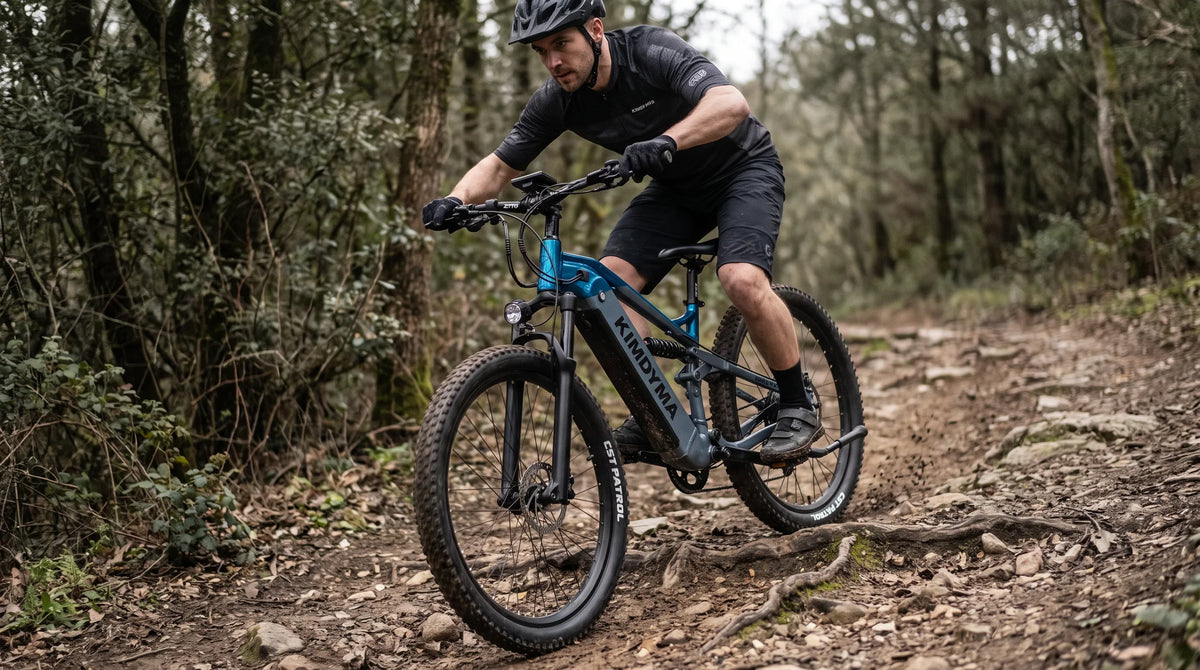 Ciclista de montaña descendiendo por un bosque denso en un sendero rocoso con la horquilla de suspensión absorbiendo el terreno
