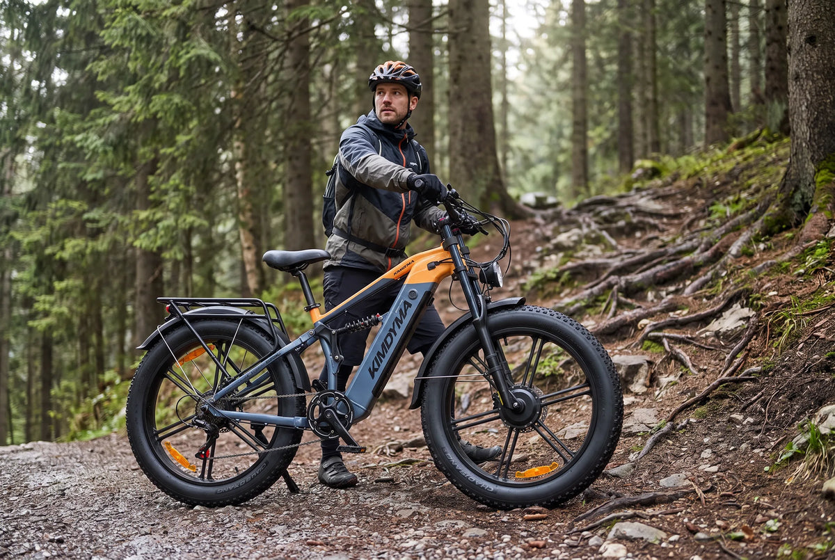 Bicicleta eléctrica de montaña Kimdyma aparcada al inicio de una empinada subida de grava en un bosque