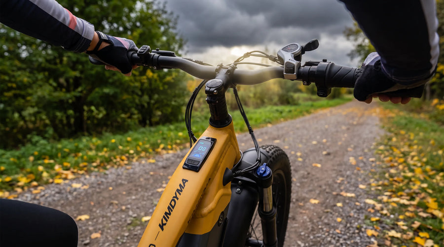 Rowerzysta w rękawiczkach rowerowych sprawdzający przedni hamulec na szutrowym szlaku