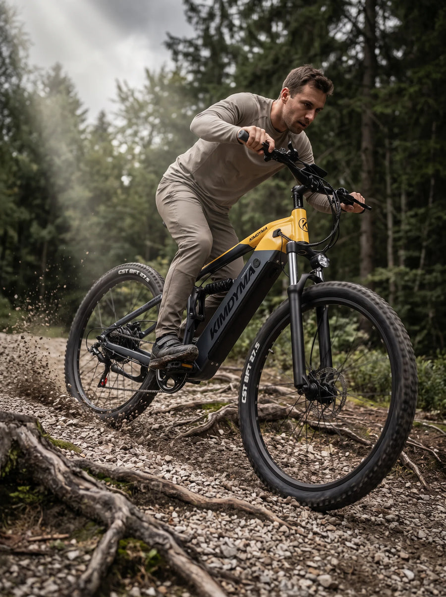 Un ciclista spinge una mountain bike elettrica Kimdyma M1 su un ripido sentiero forestale in ghiaia.