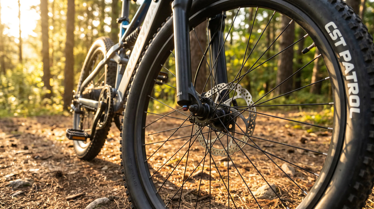 Nahaufnahme des Vorderrads eines Kimdyma E-Mountainbikes, zeigt das hydraulische 4-Kolben-Scheibenbremssystem von Shimano mit Bremssattel und Bremsscheibendetails